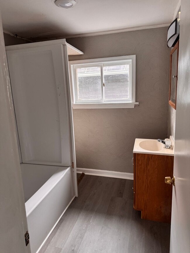 Building Photo - 1047 Hamilton Ave