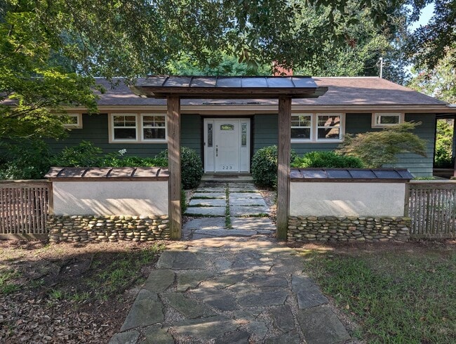 Building Photo - 223 Edgefield Ave NW