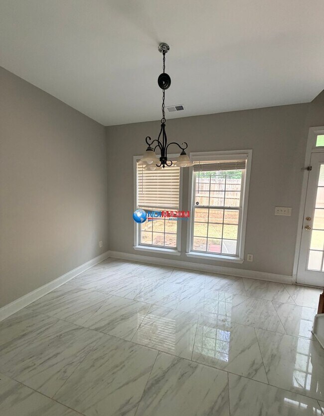 Building Photo - Spacious 4-bedroom house with fenced, FENCED backyard, Master on Main. Plus BONUS Room