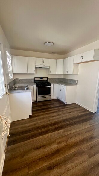 Building Photo - 808 Alandele Ave