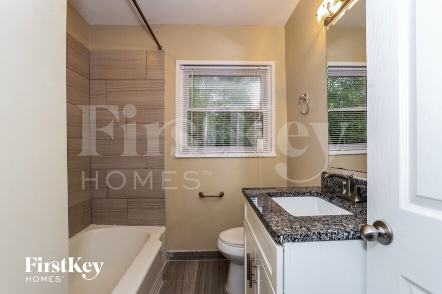 Building Photo - 1855 Shamrock Dr