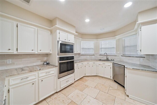 Building Photo - 135 Towering Pines Dr
