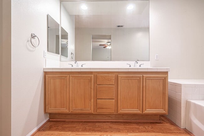 Building Photo - Bridgeport 3 Bedroom Townhome in Valencia!
