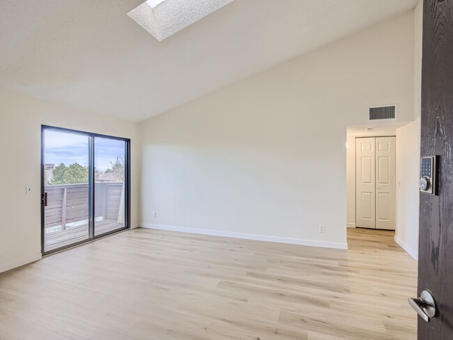 Building Photo - Stunning 1 bedroom 1 Bathroom in Lakewood!