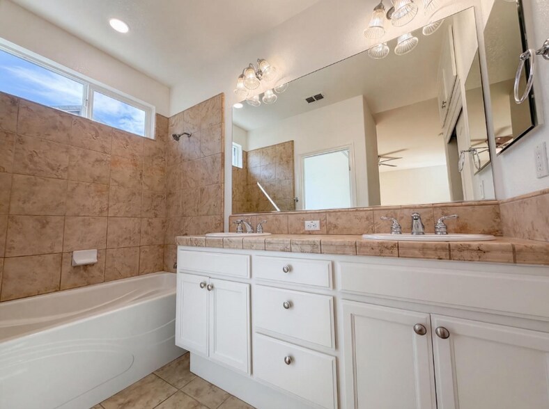 Building Photo - 400 Caravaggio Cir