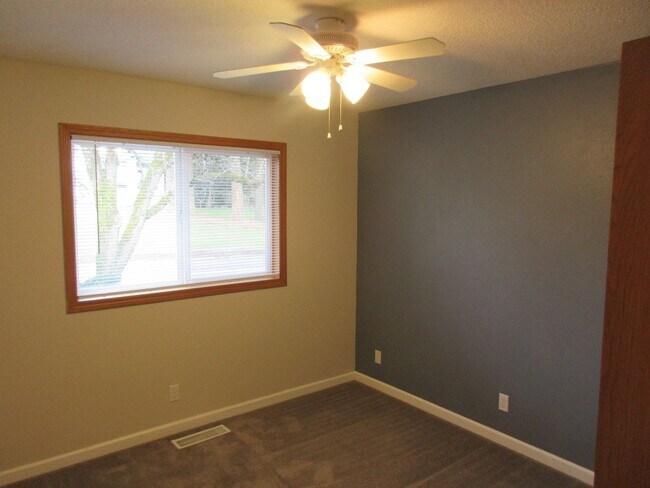 Building Photo - Great Three Bedroom in South Salem