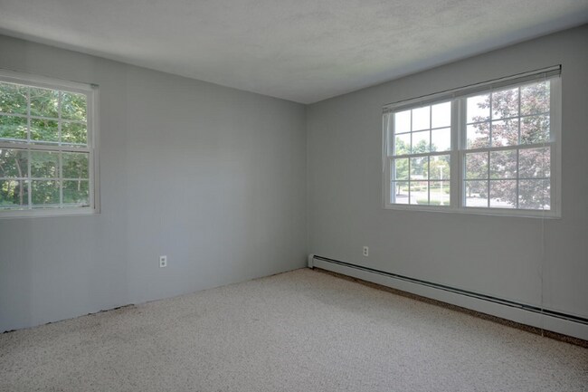 Building Photo - 10 Karen Cir