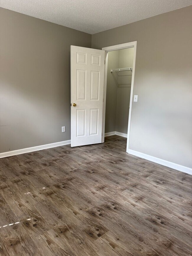 Building Photo - 1701 W Oak Dr