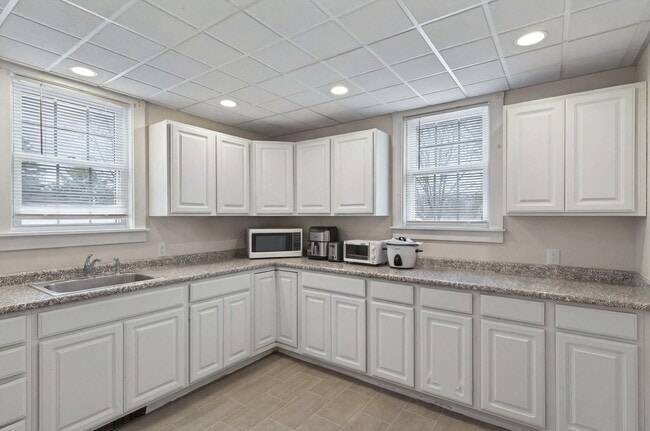 Building Photo - 178 Exeter Rd