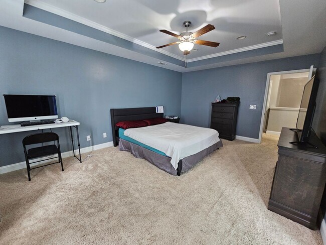 Building Photo - Gorgeous and Spacious 4 Bedroom Home!