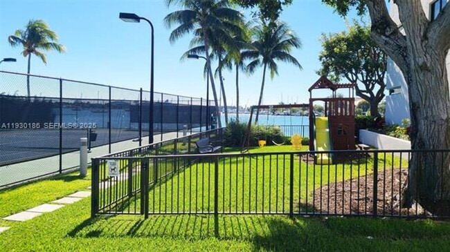 Building Photo - 1000 Venetian Way