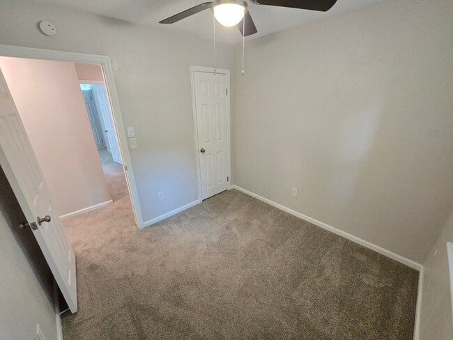 Building Photo - 3 BEDROOM END UNIT TOWNHOUSE FOR RENT IN V...