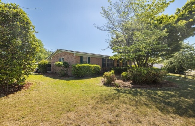 Building Photo - 240 Maywood Dr