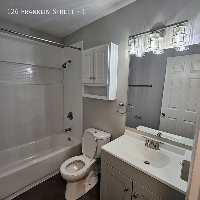 Building Photo - Cozy 1-Bedroom Apartment - Available April...