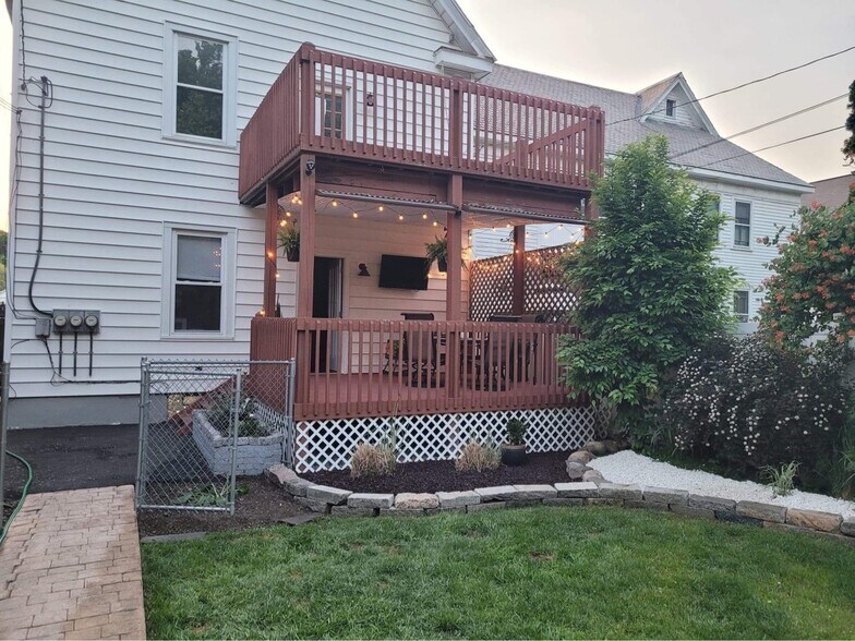 Building Photo - 105 3rd St