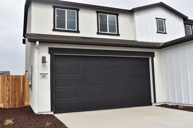 Building Photo - 682 Stephanie Dr
