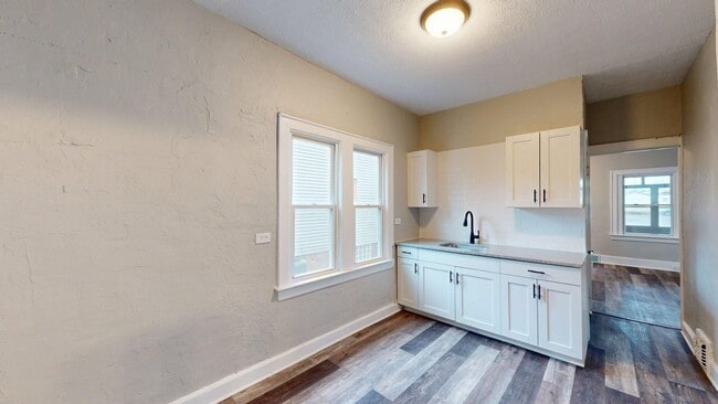 Building Photo - Edgewater Neighborhood - 3 bedroom - 2 Bat...
