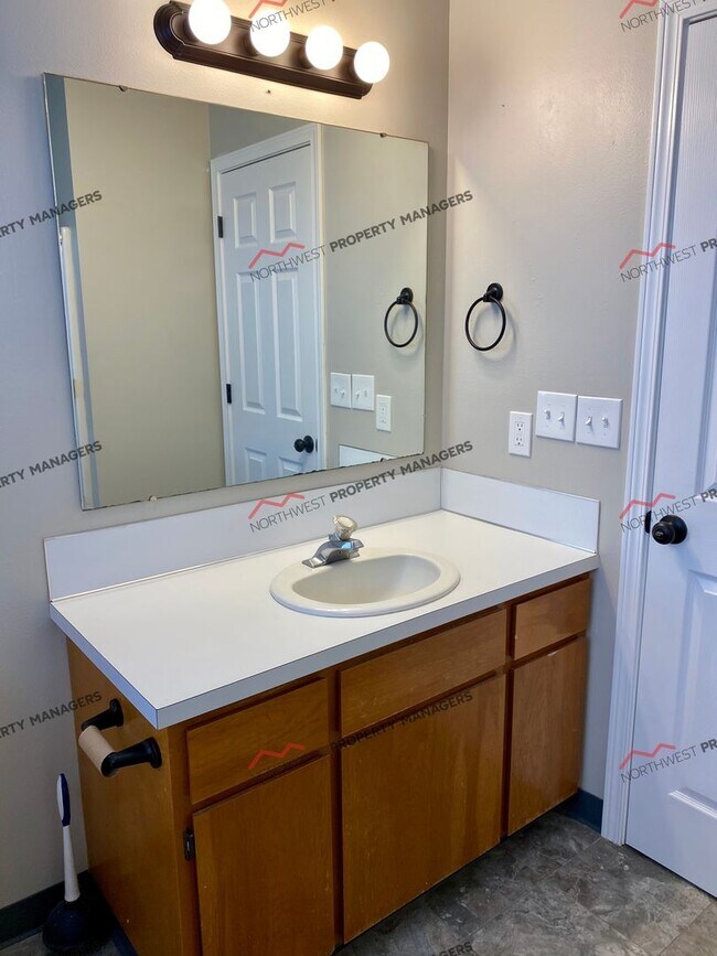 Building Photo - R242b