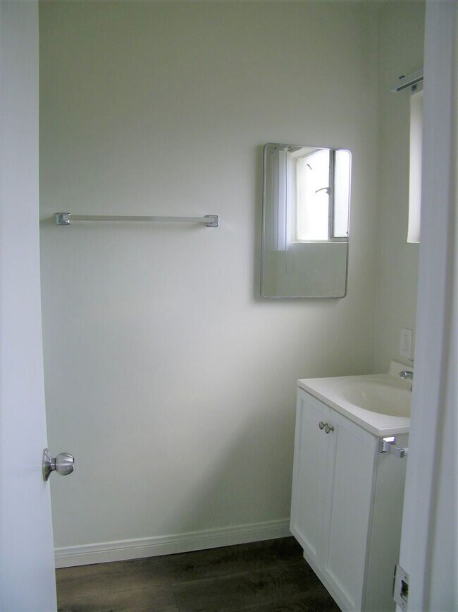 Building Photo - 2bed/2bath AVAILABLE NOW