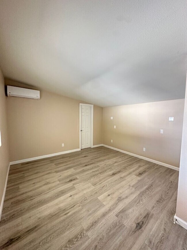Building Photo - 4 bedroom in Desert Hot Springs