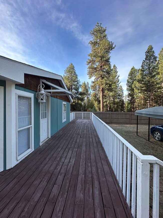 Building Photo - Adorable home in La Pine area, 1.5 acres fully fenced!!