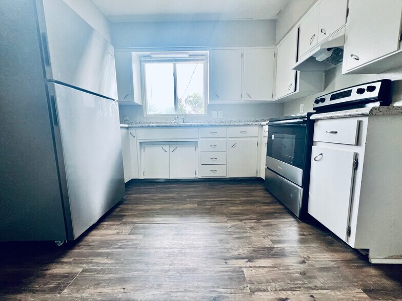 Kitchen - 215 Miriam Dr
