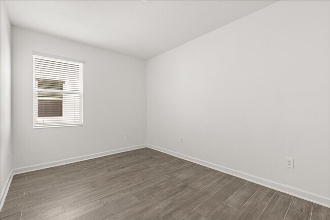 Building Photo - Spacious 5-Bedroom Solar Home for Rent in ...