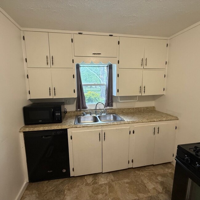 Building Photo - 3 bedroom 1 bath Bungalow with Large fenced in back yard available now.