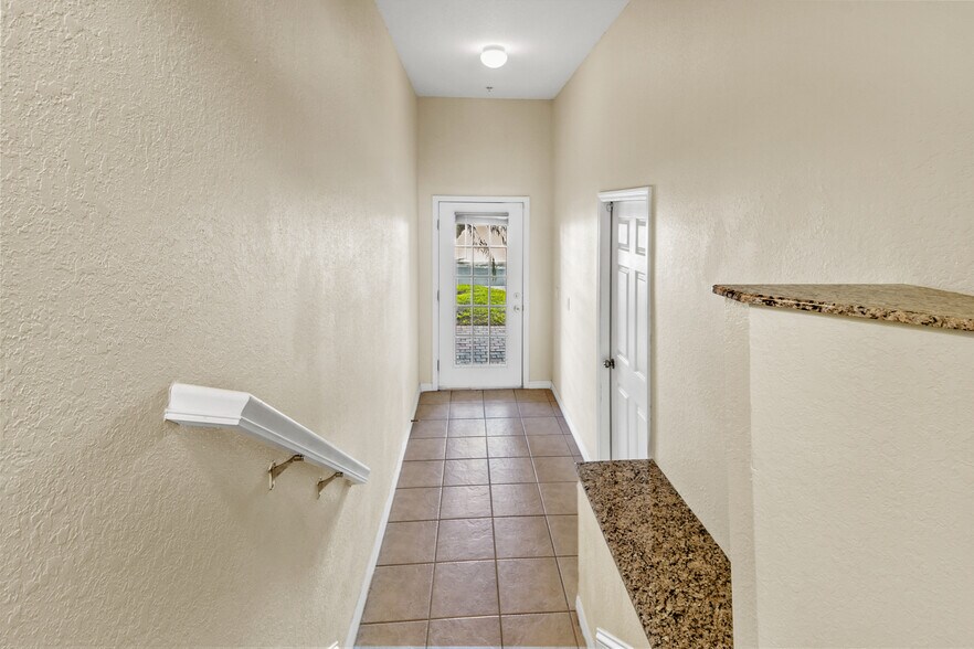 foyer - 3409 10th Ln W