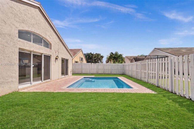 Building Photo - 4967 SW 32nd Way