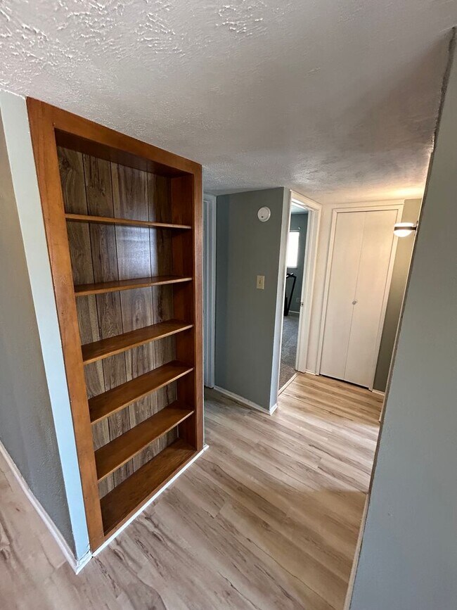 Building Photo - Blend of comfort and convenience