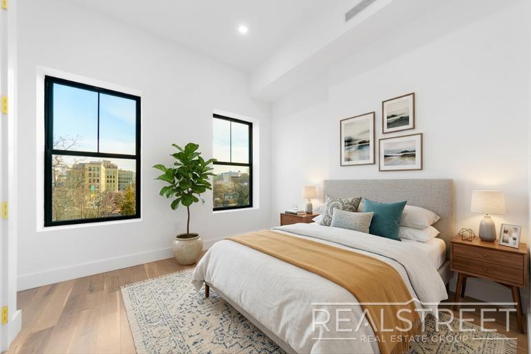 Building Photo - Stunning Penthouse 3 bed 3 Bath with Private Roof & WD in unit and more!