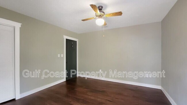 Building Photo - 904 17th Ave W