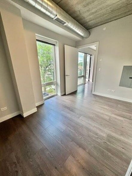Building Photo - 2407 W Eastwood Ave