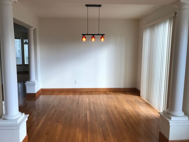 Building Photo - Beautifully Updated 4-Bedroom Home in Desi...