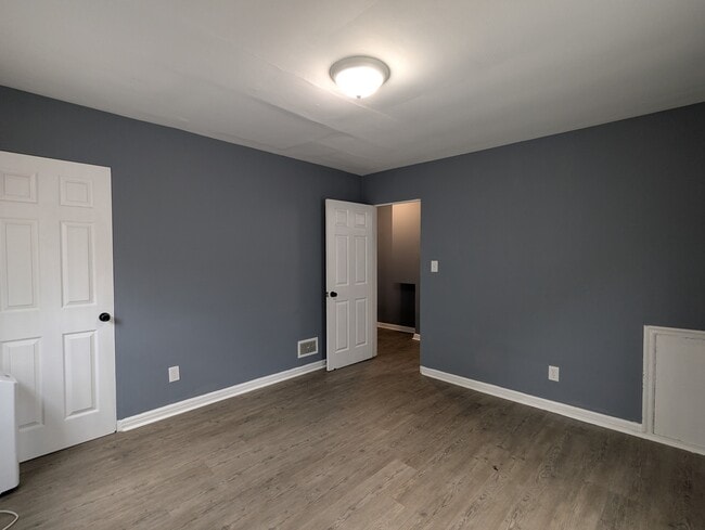 Building Photo - 347 N Roosevelt Ave