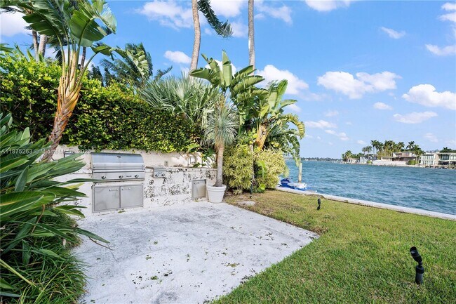 Building Photo - 617-625 E Dilido Dr