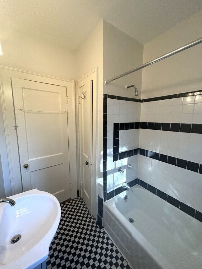 Building Photo - 132 Oak Haven Ave