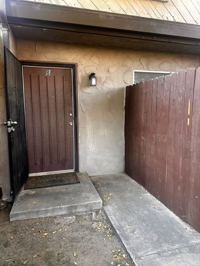 Primary Photo - 2 bed 1 bath Apartment