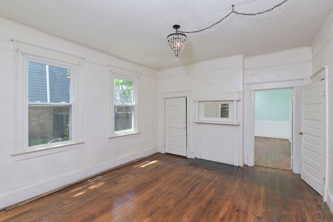 Building Photo - Charming 2 bedroom 1 bath home in Elmwood ...