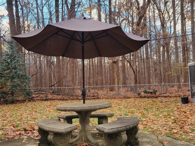 Building Photo - 18311 Norwich Rd