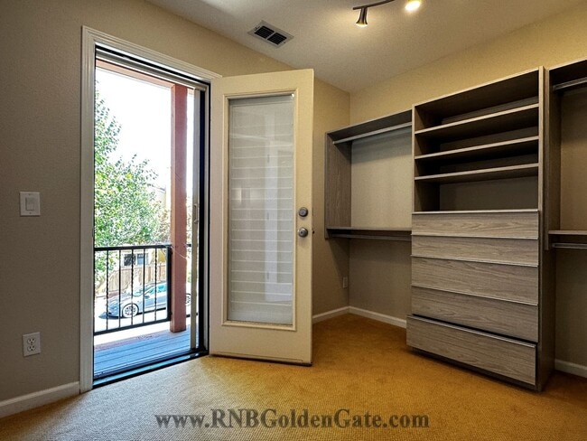 Building Photo - Gorgeous 3 bedroom, 2 and a half bathroom townhome in Hamilton Field for rent!