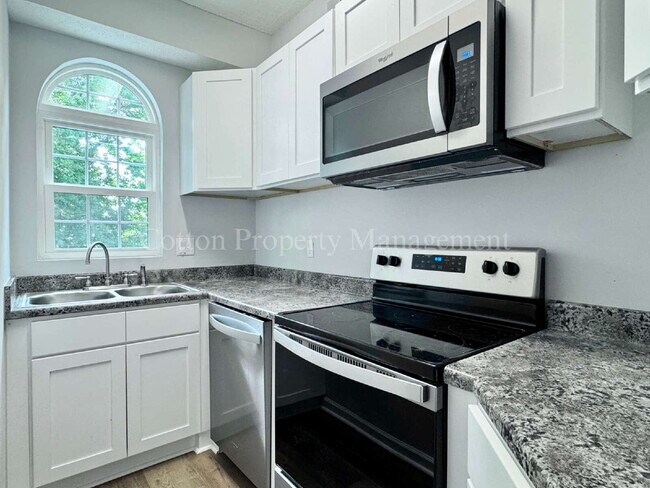 Building Photo - 2BR/2BA Condo off Wilshire Blvd - Beautifu...