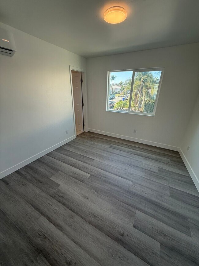 Building Photo - College Ave Triplex