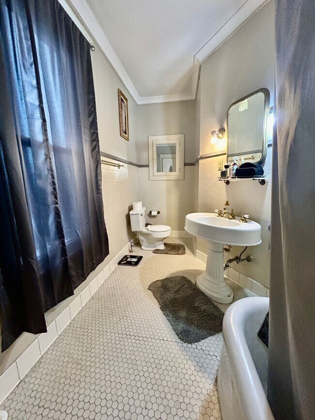 Building Photo - 2115 E 1st St