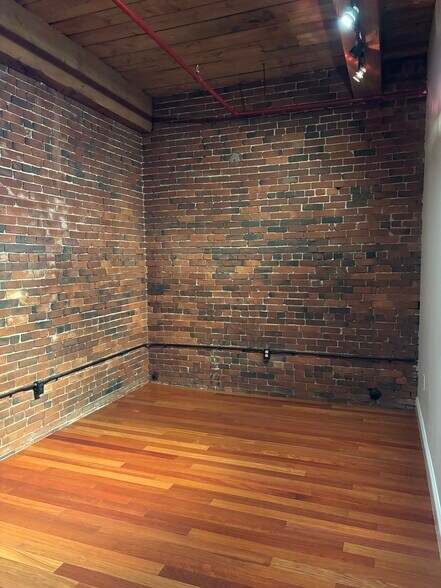 Building Photo - 471 Silver St