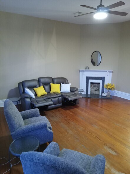 Primary Photo - 1116 Main St