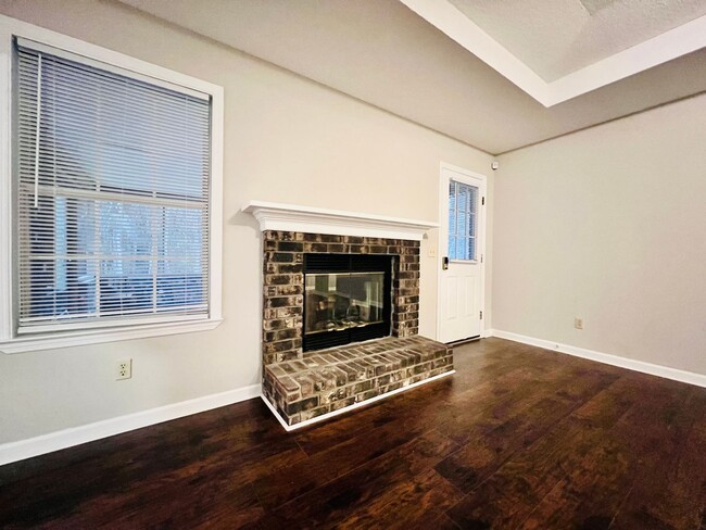Building Photo - AVAILABLE JUNE [NO PETS PERMITTED]