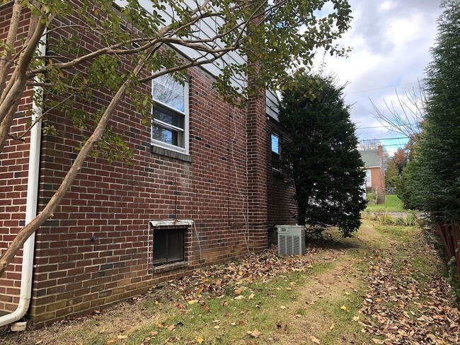 Building Photo - 525 Hilton Dr