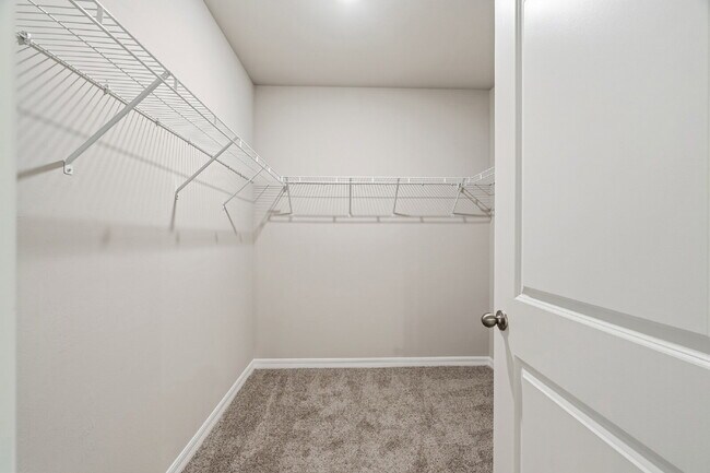 Building Photo - Spacious 4-Bedroom Gem with 2 Full Baths in Charming Punta Gorda Oasis!